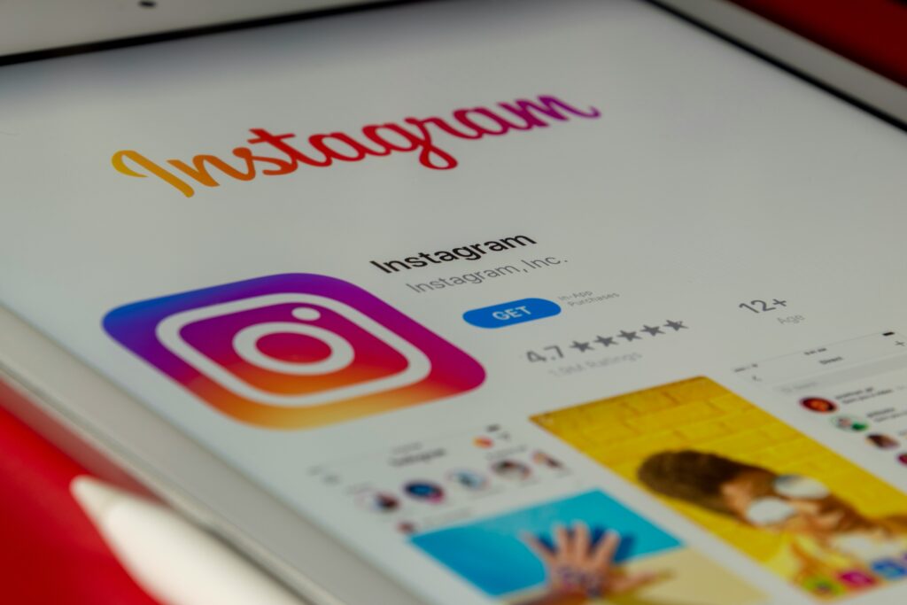 Gurus de Instagram. Libertad Financiera. El engaño de la libertad financiera. Engaños financieros en Instagram. Estafas Financieras. Ingresos Pasivos. Invertir en Cursos. 
Invertir en Cursos en instagram. Estafadores de instagram. logo de Instagram.  El Engaño de las Ventas de Cursos en Redes Sociales. 

