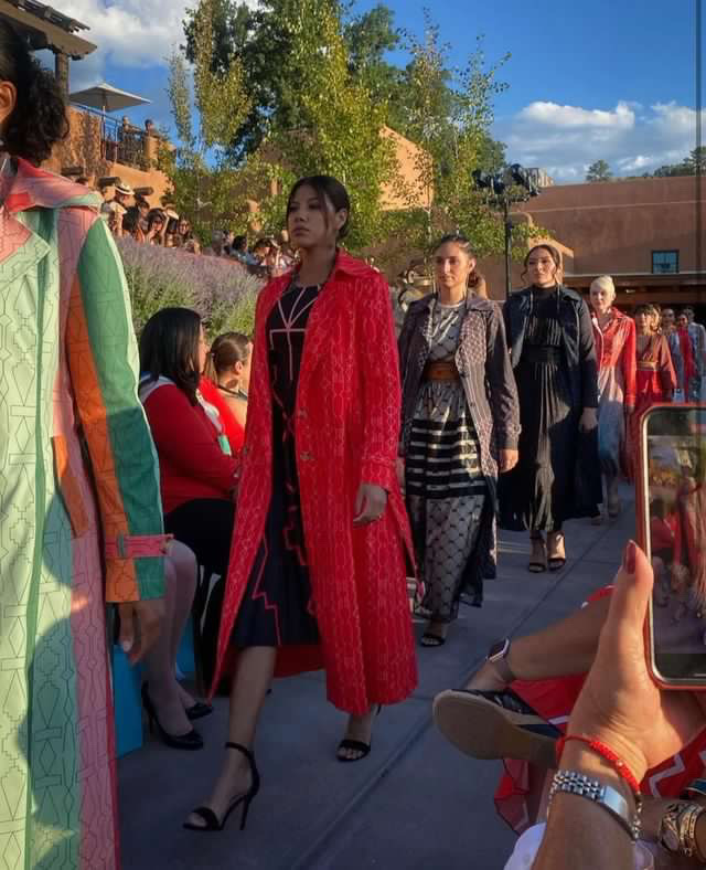 Dante Biss Grayson, Hotel Bishop Lodge Santa Fe, The Native Avant Garde Collection, Propuestas innovadoras, Moda Nativa Americana, Desfile en Santa Fe, Trench Coat Rojo, Sombreros Para Hombres