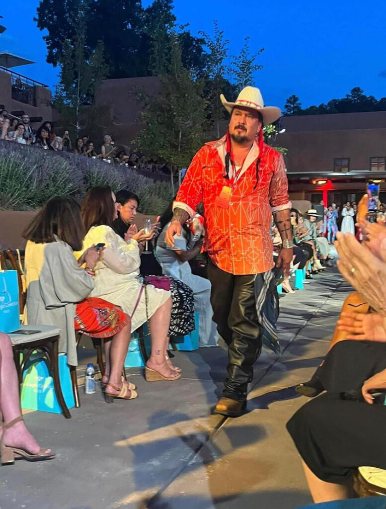 Dante Biss Grayson, Hotel Bishop Lodge Santa Fe, The Native Avant Garde Collection, Propuestas innovadoras, Moda Nativa Americana, Desfile en Santa Fe, Trench Coat Rojo, Sombreros Para Hombres