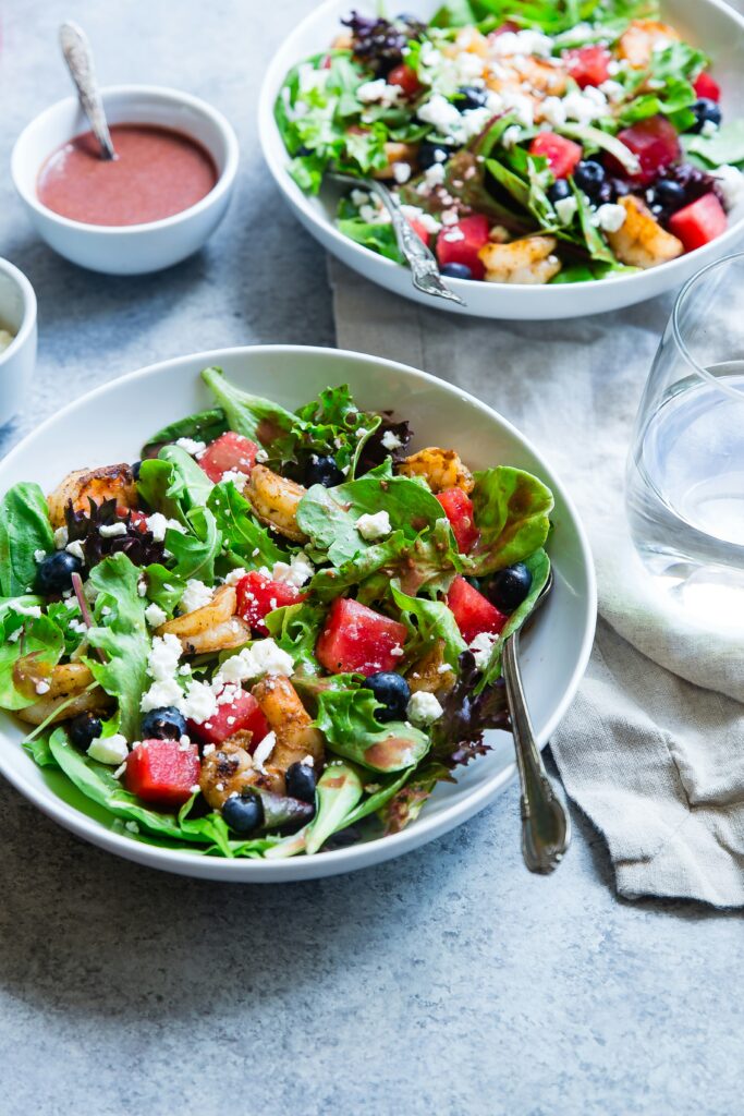 Ensalada griega, recetas de verano lechuga, aceitunas negras o kalamata, queso feta, rucula